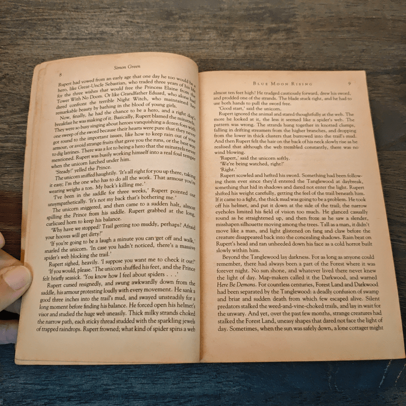 Blue Moon Rising - Simon Green