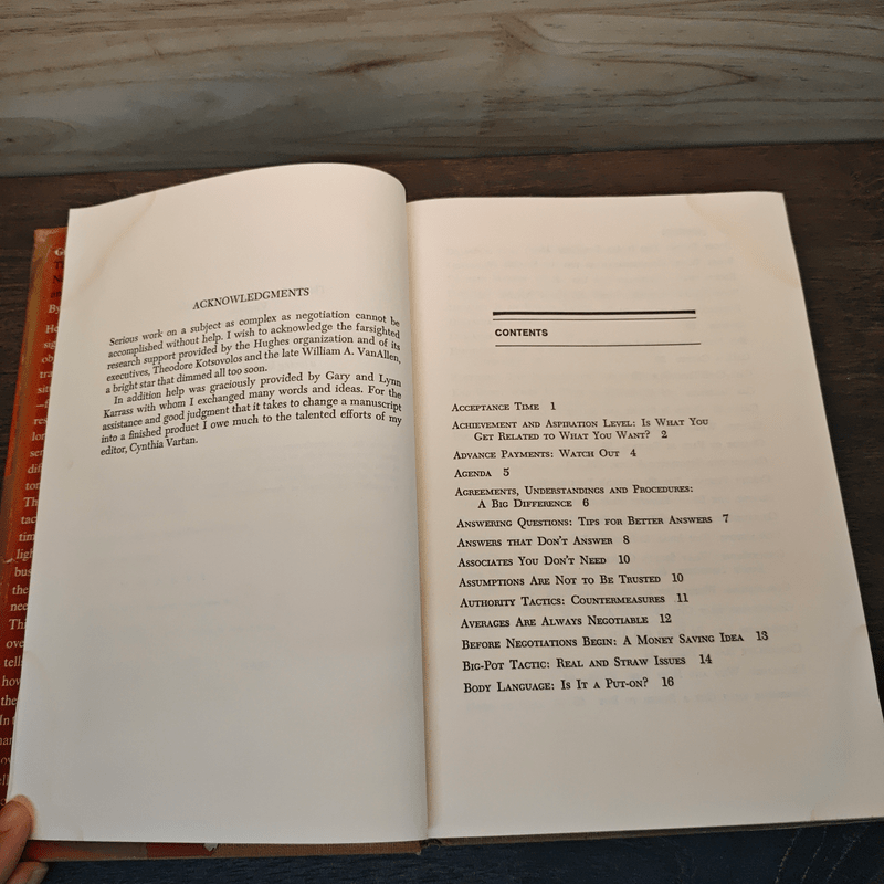 Give & Take: The Complete Guide to Negotiating Strategies & Tactics - Chester L. Karrass