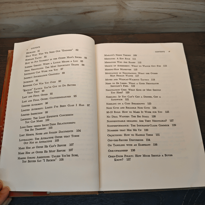 Give & Take: The Complete Guide to Negotiating Strategies & Tactics - Chester L. Karrass