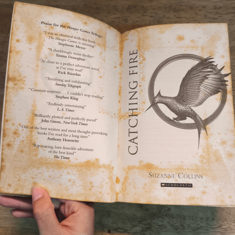 The Hunger Games + Mockingjay + Catching Fire - Suzanne Collins