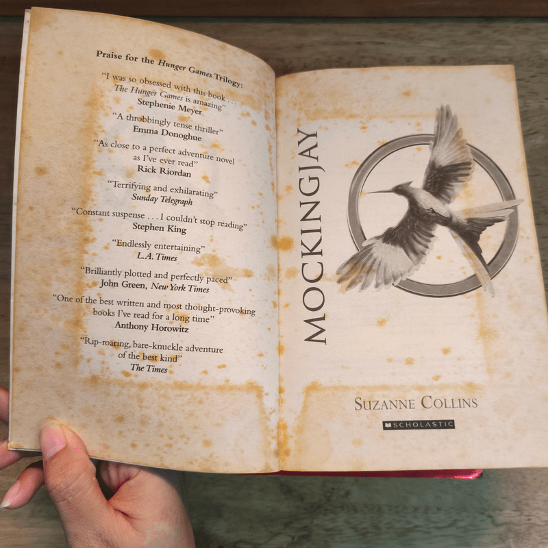 The Hunger Games + Mockingjay + Catching Fire - Suzanne Collins