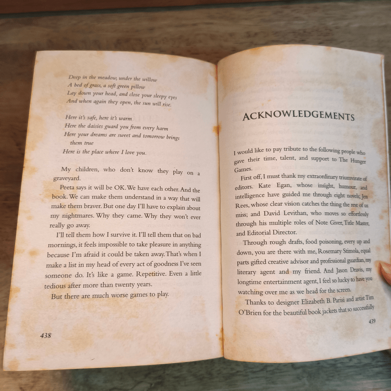 The Hunger Games + Mockingjay + Catching Fire - Suzanne Collins