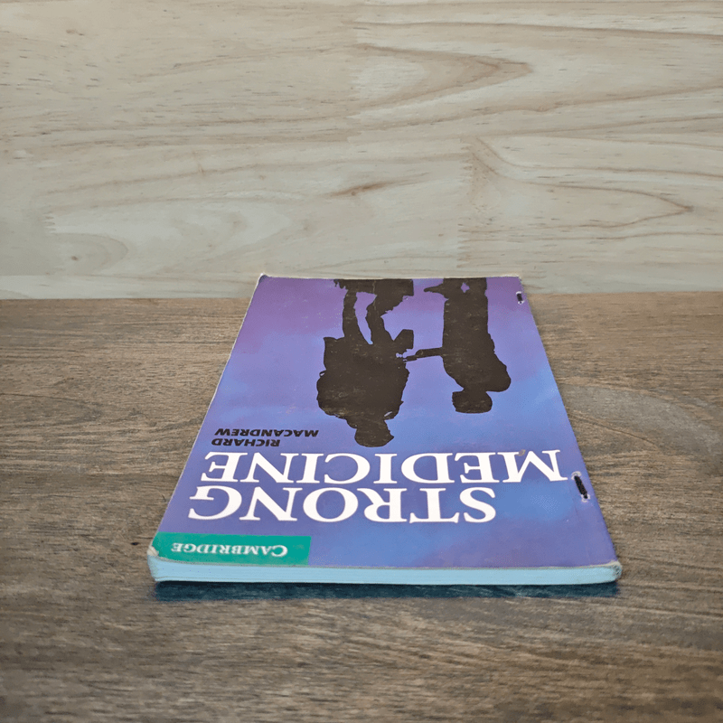 Strong Medicine Level 3 (Cambridge English Readers) - Richard MacAndrew