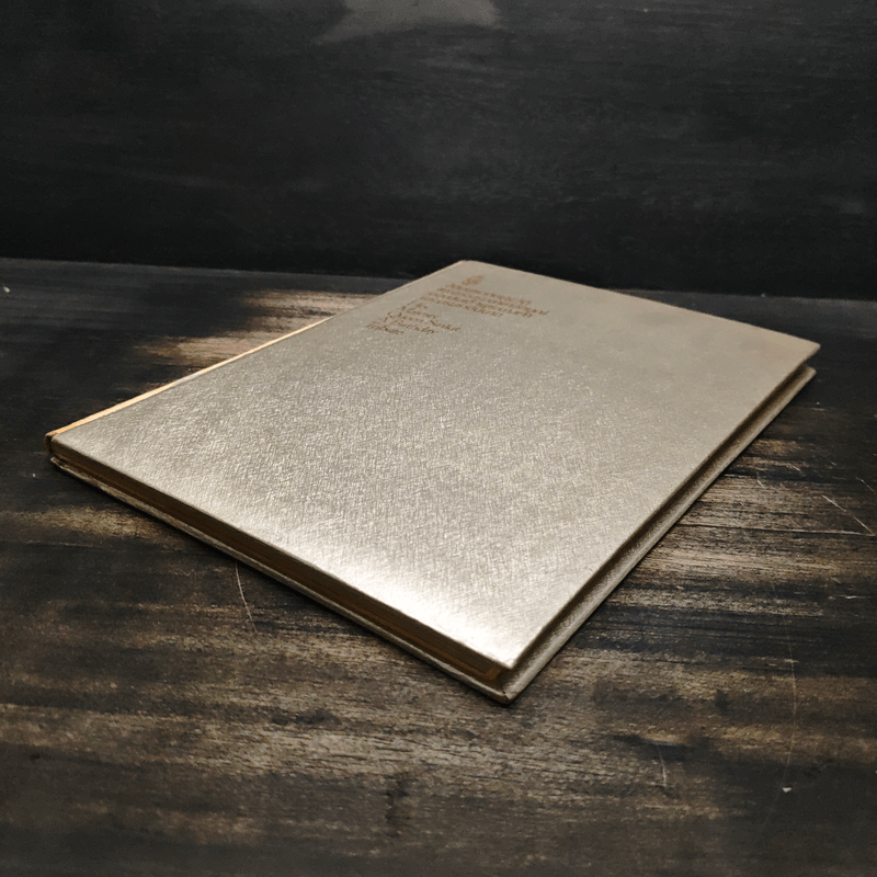 ลิลิดพระราชประวัติและพระบรมฉายาลักษณ์ของ สมเด็จพระนางเจ้าพระบรมราชินินาถ Her Majesty Queen Sirikit. A Birthday Tribute.